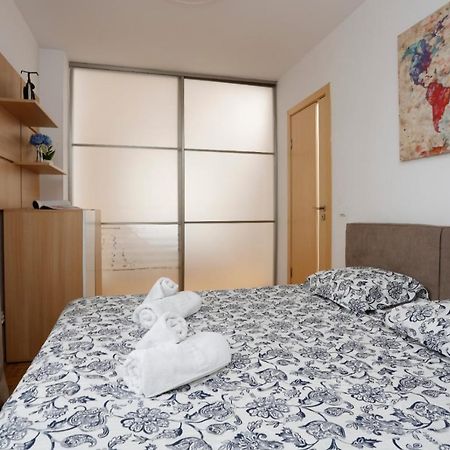 Lovely 2 Bedroom Apartment Near Old Town Бухарест Екстер'єр фото